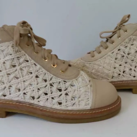 Beautiful Chanel SHOES - Picture 3 of 11